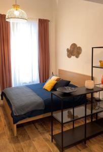 una camera con letto, scrivania e finestra di Etna charme apartment a Catania
