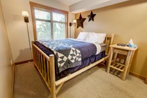 um quarto com uma cama e uma estrela na parede em Mountain Star em Whistler