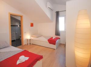 Postel nebo postele na pokoji v ubytování Red Sunset Apartments
