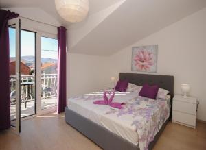 Posteľ alebo postele v izbe v ubytovaní Red Sunset Apartments