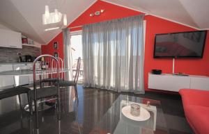 TV a/nebo společenská místnost v ubytování Red Sunset Apartments