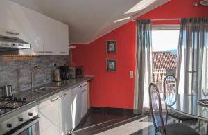 Kuchyň nebo kuchyňský kout v ubytování Red Sunset Apartments