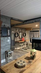 een woonkamer met een tafel en een open haard bij Gîte des étoiles in Notre-Dame-Des-Bois