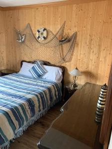 een slaapkamer met een bed met een voetbal aan de muur bij Gîte des étoiles in Notre-Dame-Des-Bois