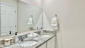 a bathroom with two sinks and a large mirror at Luray Caverns New Townhome with 3 bedrooms with 1500sqft in Luray