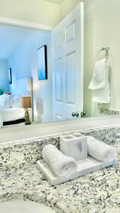 卢雷Luray Caverns New Townhome with 3 bedrooms with 1500sqft的浴室的柜台配有镜子和水槽