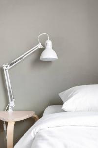 Una cama o camas en una habitación de HEMMET Simrishamns vandrarhem och B&B