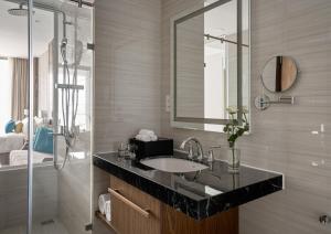uma casa de banho com um lavatório e um espelho em Oceanfront Panorama Nha Trang em Nha Trang
