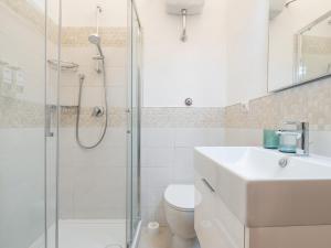 Un baño con ducha, lavabo e inodoro. en Filippo's home in Villanova, en Cagliari 13 fotos más