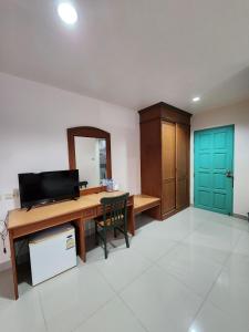an office with a desk and a green door at Baanmai Residence in Ban Krabi Yai