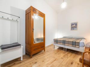 Un dormitorio con una cama, una cómoda y un espejo. en Filippo's home in Villanova, en Cagliari