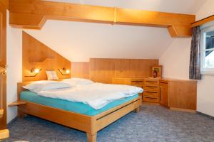 um quarto com uma cama grande e uma cómoda em Chalet Lercher em Goldegg