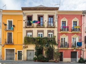 una fila de casas coloridas en una ciudad en Filippo's home in Villanova, en Cagliari