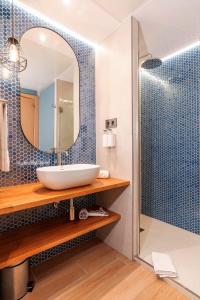 bagno con lavandino e specchio di Serennia Cest Apartamentos Arc de Triomf a Barcellona