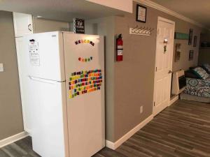 una cucina con frigorifero bianco in una camera di Private Lower Level Suite in Home-Sep Entrance! a Freeport