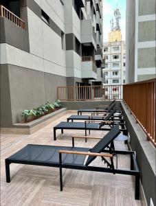 a row of benches sitting on top of a building at Studio bem localizado / Prox estação Trianon in São Paulo