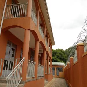 een gebouw met balkons aan de zijkant bij V.S.C Courts in Kampala