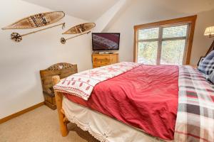 una camera con letto, TV e finestra di Mountain Star a Whistler