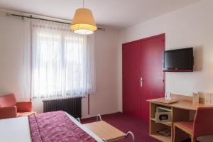 um quarto com uma porta vermelha e um armário vermelho em Hotel Bristol em Châlons-en-Champagne