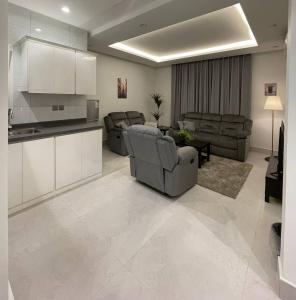 شقة فاخرة بتصميم مودرن و دخول ذاتي حي غرناطة بالرياض في الرياض: غرفة معيشة مع كنب ومطبخ