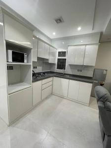 A cozinha ou cozinha compacta de شقة فاخرة بتصميم مودرن و دخول ذاتي حي غرناطة بالرياض