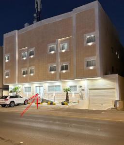 شقة فاخرة بتصميم مودرن و دخول ذاتي حي غرناطة بالرياض في الرياض: مبنى متوقف امامه سيارة
