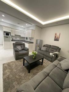 شقة فاخرة بتصميم مودرن و دخول ذاتي حي غرناطة بالرياض في الرياض: غرفة معيشة مع أريكة وطاولة