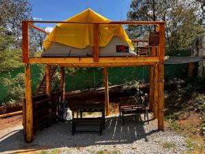 una estructura con una tienda y dos sillas. en Un rincón en Huasca de Ocampo "El Principio", en Huasca de Ocampo