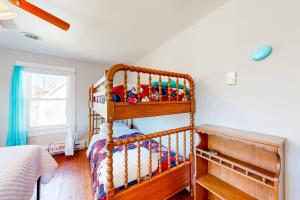 מיטה או מיטות קומותיים בחדר ב-The Whole Fam-Damily