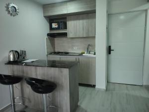 Una cocina o cocineta en GURUS FR | Elegante Apartamento en parque acuático Dosquebradas