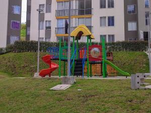 Zona de juegos infantil en GURUS FR | Elegante Apartamento en parque acuático Dosquebradas