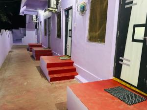 uma fila de escadas vermelhas num edifício em Hotel R residence em Srīsailam