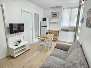 帕洛斯德拉夫隆特拉的住宿－MYS Chile27，一个带桌子和沙发的小客厅