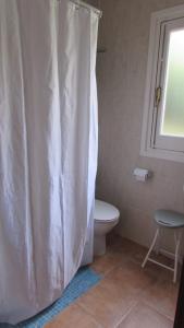 een badkamer met toilet en douchegordijn bij Villa en Sa Roca in Es Mercadal +7 foto's