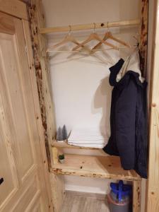 um pequeno quarto com uma cama dentro de uma porta em Nikolina apartments em Žabljak