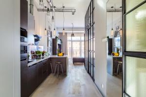 Køkken eller tekøkken på Lumina Loft Tymienieckiego with a view of the lake + 14 billeder