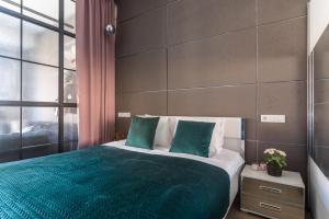 En eller flere senge i et værelse på Lumina Loft Tymienieckiego with a view of the lake