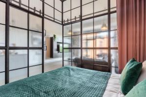 En eller flere senge i et værelse på Lumina Loft Tymienieckiego with a view of the lake