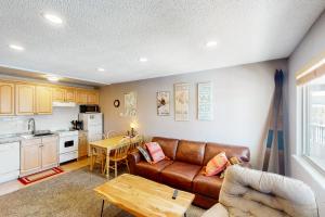 een woonkamer met een bank en een tafel bij Hi Country Haus Haven in Winter Park