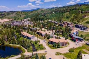 een luchtfoto van een resort met een meer bij Hi Country Haus Haven in Winter Park