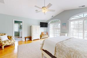 1 dormitorio con 1 cama y ventilador de techo en Candlelight Acres --- 501 Candlelight Ln, en Bethany Beach