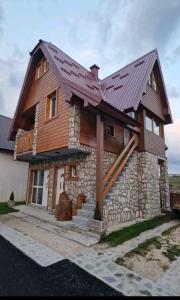 een huis met een metalen dak bovenop bij Nikolina apartments in Žabljak