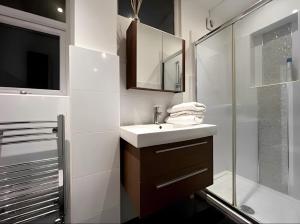 La salle de bains est pourvue d'un lavabo et d'une douche. dans l'établissement Great 1 bed flat London/Chiswick, à Londres