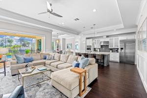 ein Wohnzimmer mit Couch und Küche in der Unterkunft Mi aMora a Bonita Retreat in Bonita Springs