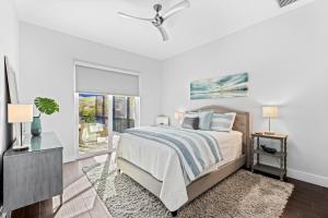 ein weißes Schlafzimmer mit einem Bett und einem Fenster in der Unterkunft Mi aMora a Bonita Retreat in Bonita Springs + 37 Fotos