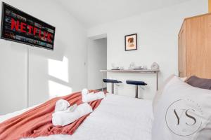 um quarto com uma cama com toalhas em Gorgeous Longton Studio 2e em Stoke on Trent