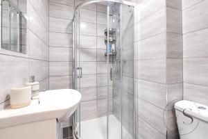 biała łazienka z prysznicem i umywalką w obiekcie Gorgeous Longton Studio 2e w mieście Stoke-on-Trent