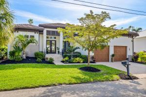 ein Haus mit einem Baum im Vorgarten in der Unterkunft Mi aMora a Bonita Retreat in Bonita Springs