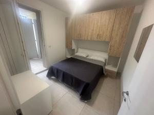 - une petite chambre avec un lit dans l'établissement La villetta, à Lido delle Nazioni