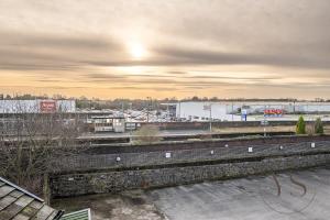 uma vista de um parque de estacionamento com um parque de estacionamento em Gorgeous Longton Studio 1e em Stoke-on-Trent